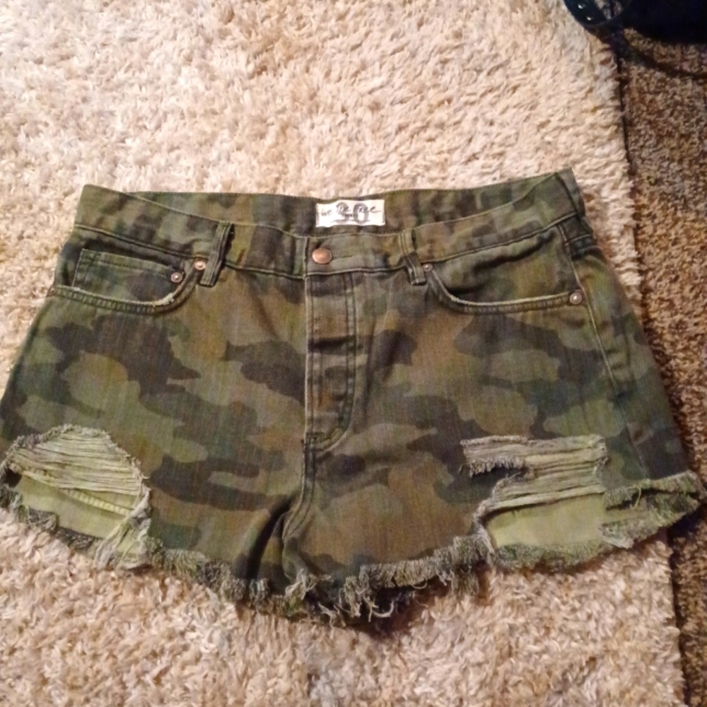 WE THE FREE HIGH WASTED CAMO SHORTS , DISTRESSED, EUC!! SZ 30